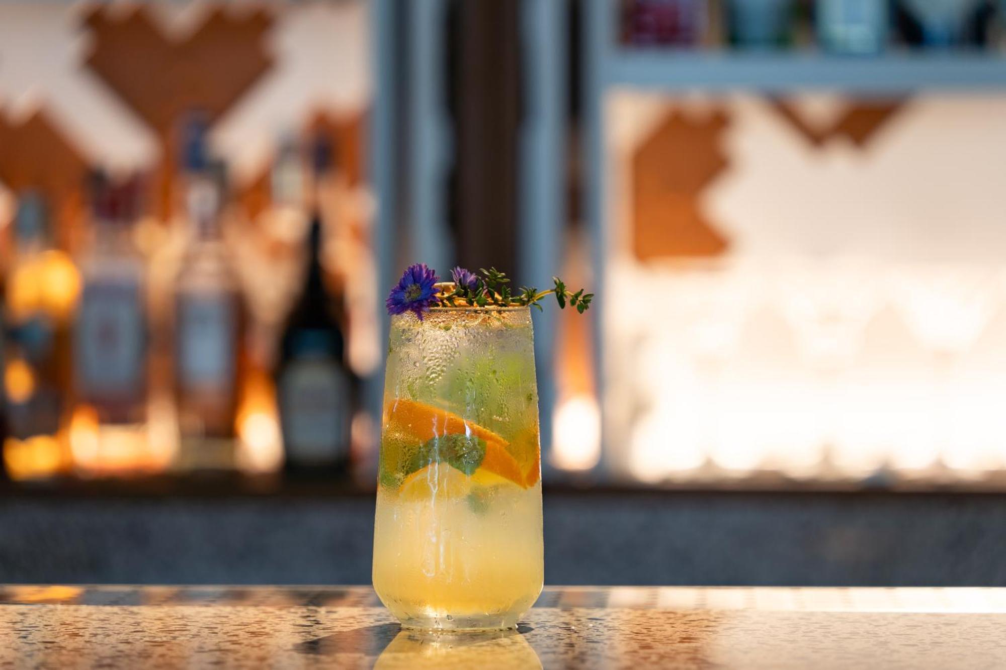 בנג טאו ביץ' Saii Laguna Phuket מראה חיצוני תמונה A cocktail at the bar