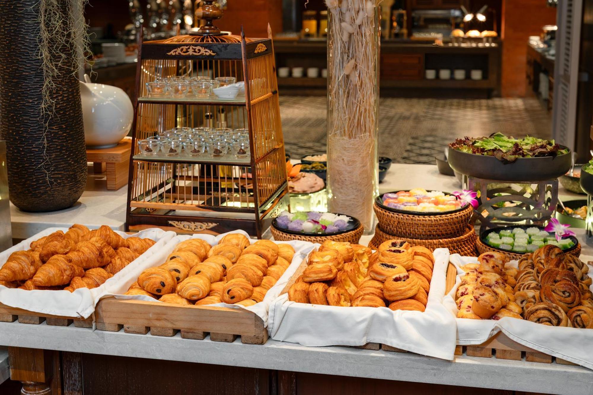בנג טאו ביץ' Saii Laguna Phuket מראה חיצוני תמונה A selection of Thai desserts